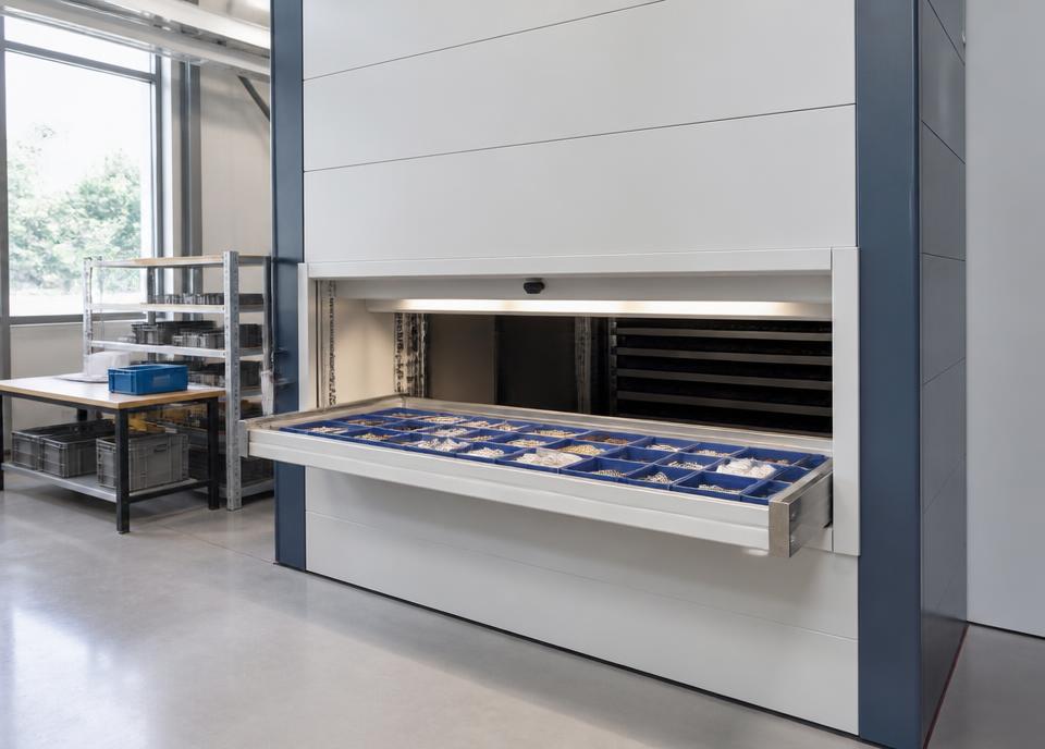 Vertical lift module presenting a tray